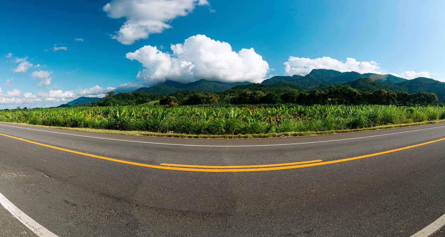 Imagen de una carretera con un paisaje montañoso de fondo
