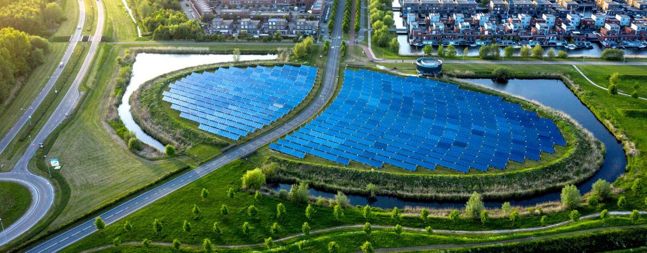 una ciudad sostenible con paneles solares