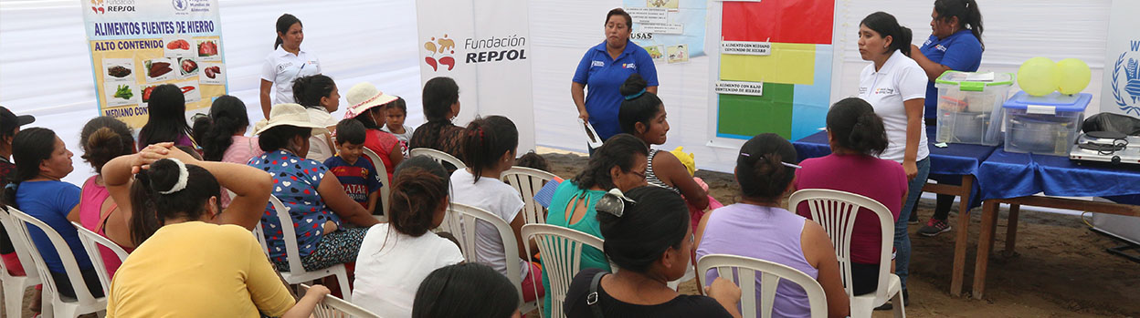 Grupo de mujeres reunidas por la Fundación Repsol