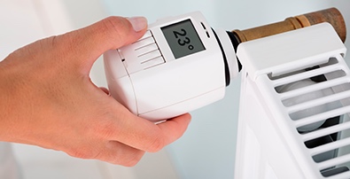 Un aparato digital midiendo la temperatura de un radiador