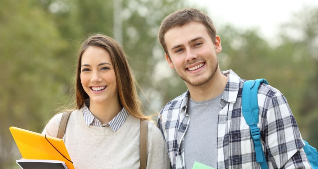 Dos estudiantes sonriendo