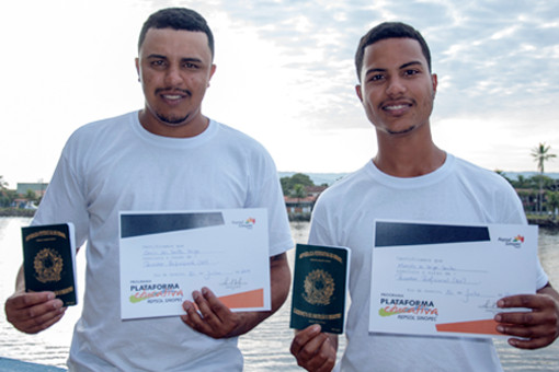 Dos pescadores muestran el diploma de programa Plataforma Educativa 