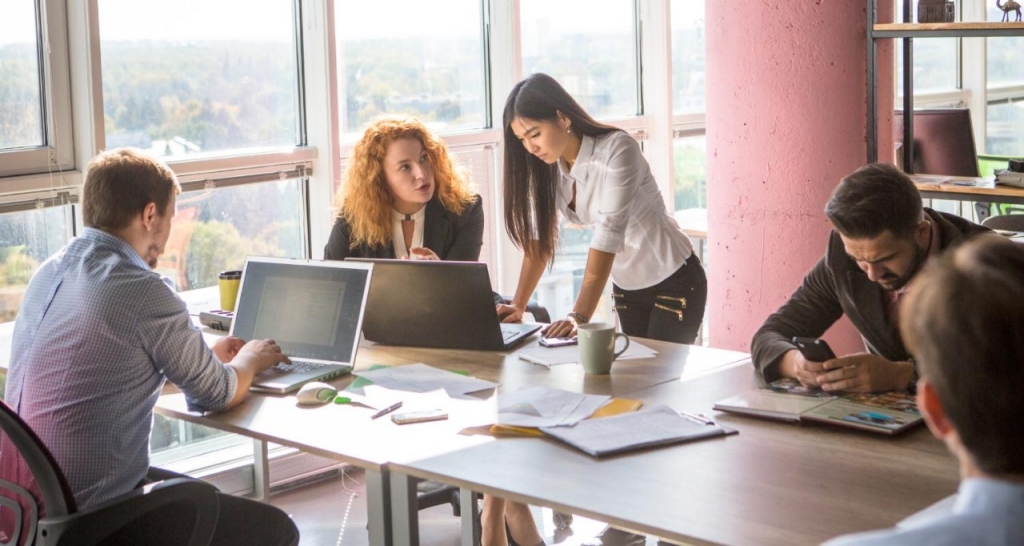 Empleados reunidos en una oficina