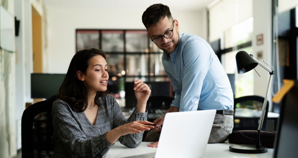 Dos empleados trabajando con un portátil