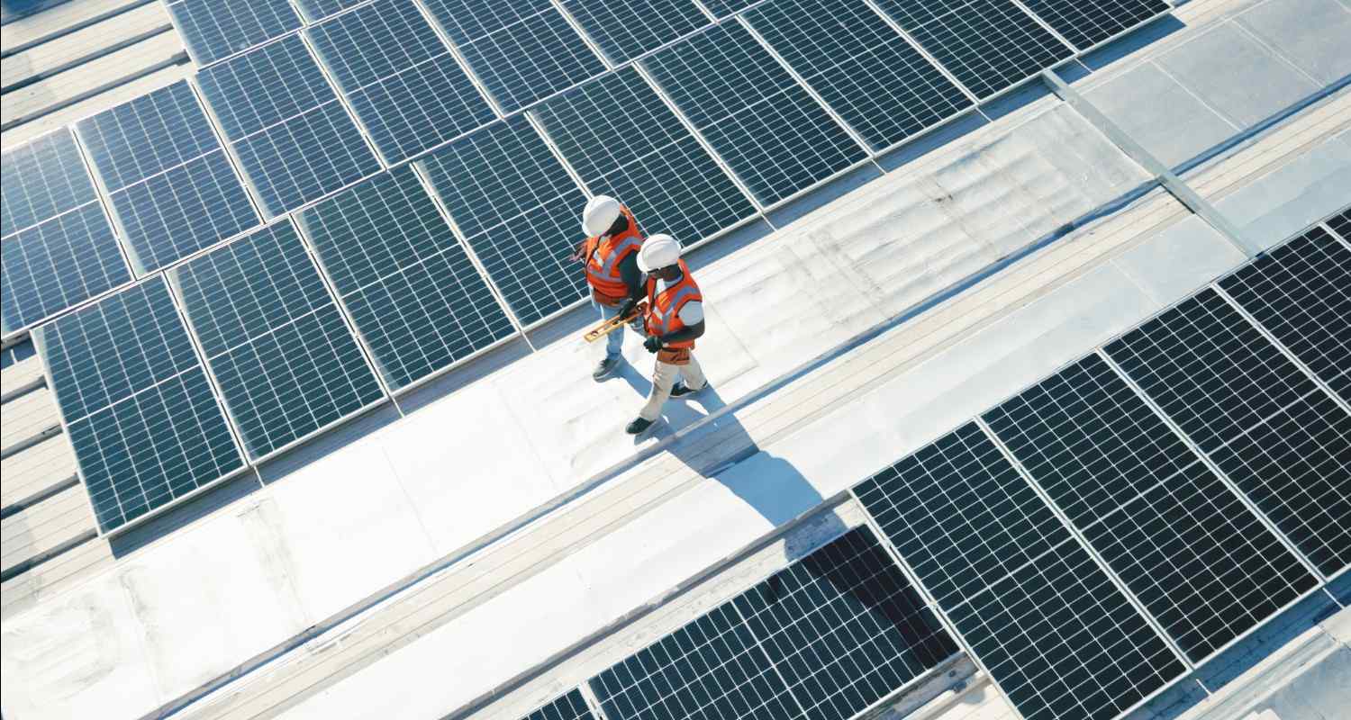 Trabajadores en azotea con placas solares