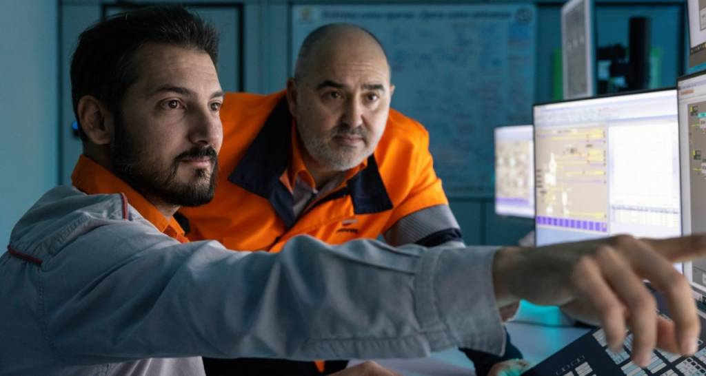 Empleados de Repsol mirando una pantalla