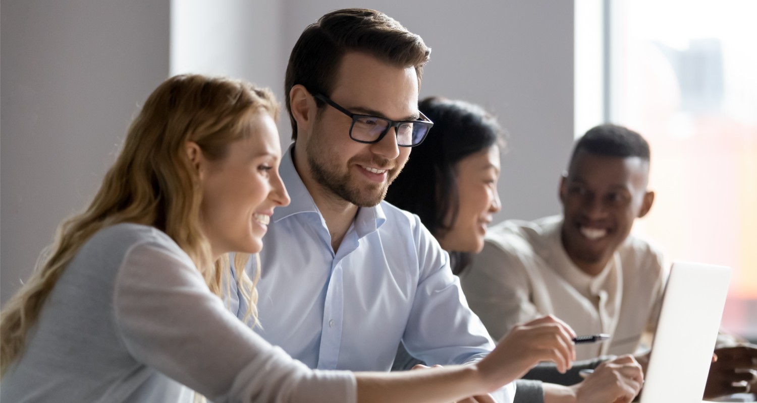 Varios empleados trabajando