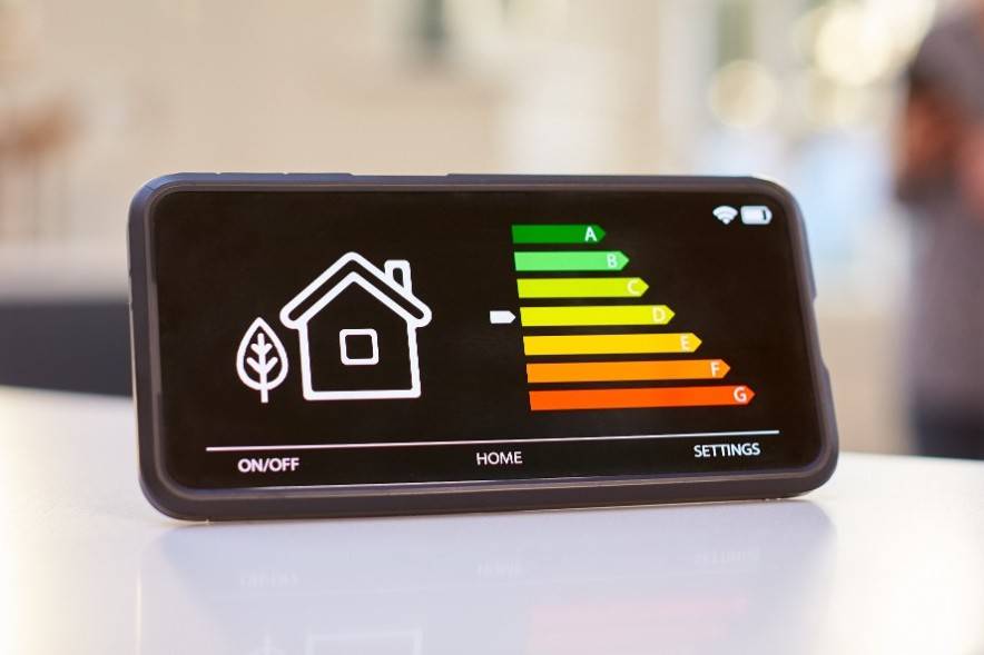 un smartphone mostrando una calificación de eficiencia energética