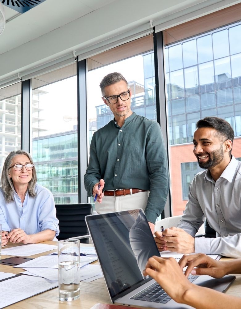 Empleados reunidos en una oficina