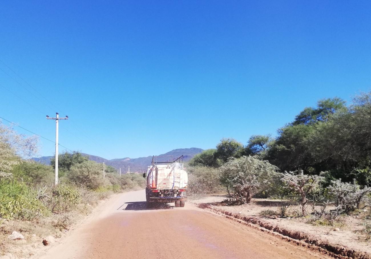 Un camión circulando por un camino de tierra