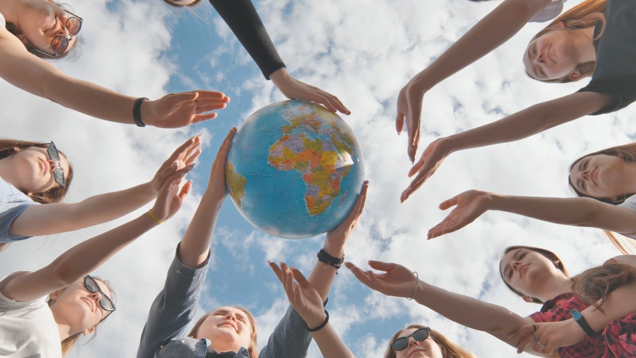 Young people holding a globe, symbol of the fight against climate change