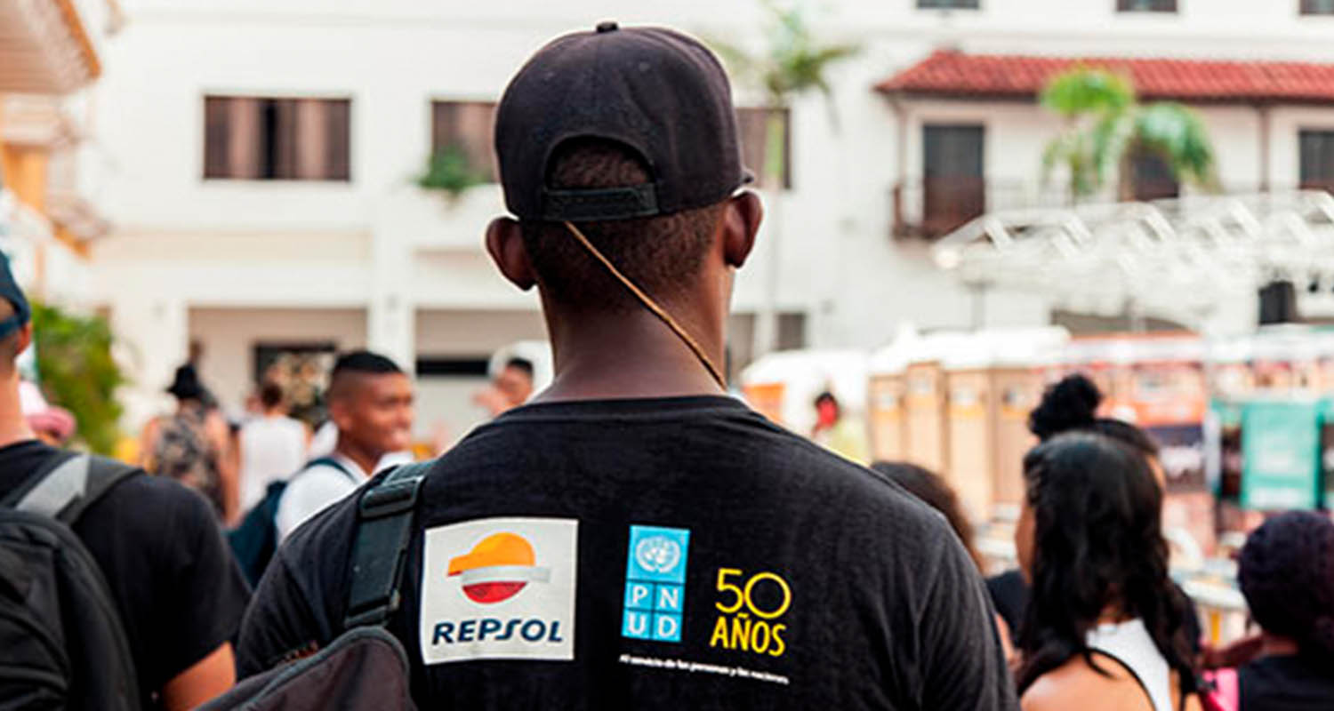 Una persona de espaldas con una camiseta negra con el logo de Repsol 