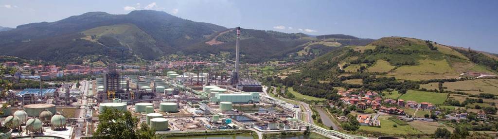 Vista de instalaciones de complejo industrial de Petronor