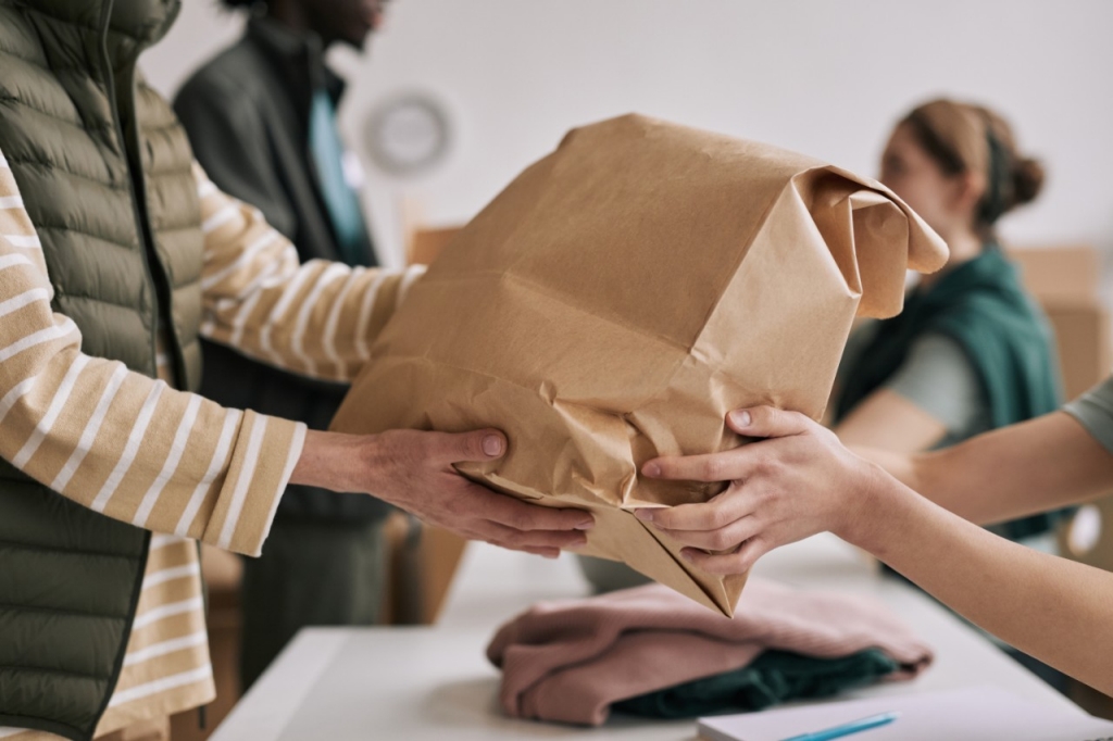 dos personas intercambiando una bolsa