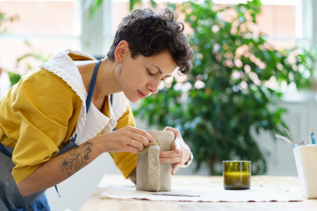 una artesana trabajando con arcillas