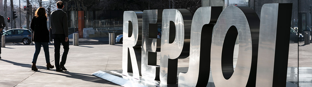 Vista del logo de Repsol en el Campus Repsol. Política de comunicación 