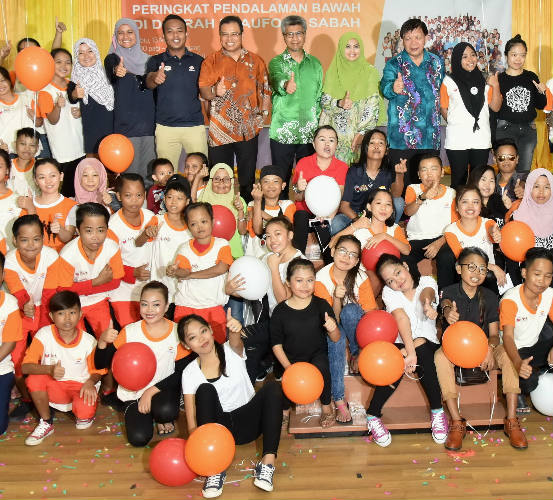 Repsol Malaysia team with the beneficiaries of the programmes.