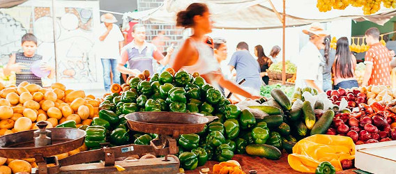 Puesto de verduras en mercadillo callejero. 