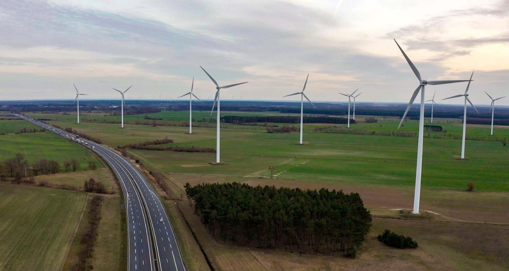 Aerogeneradores eólicos junto a una carretera