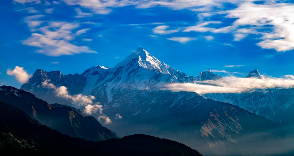 Una montaña con nubes