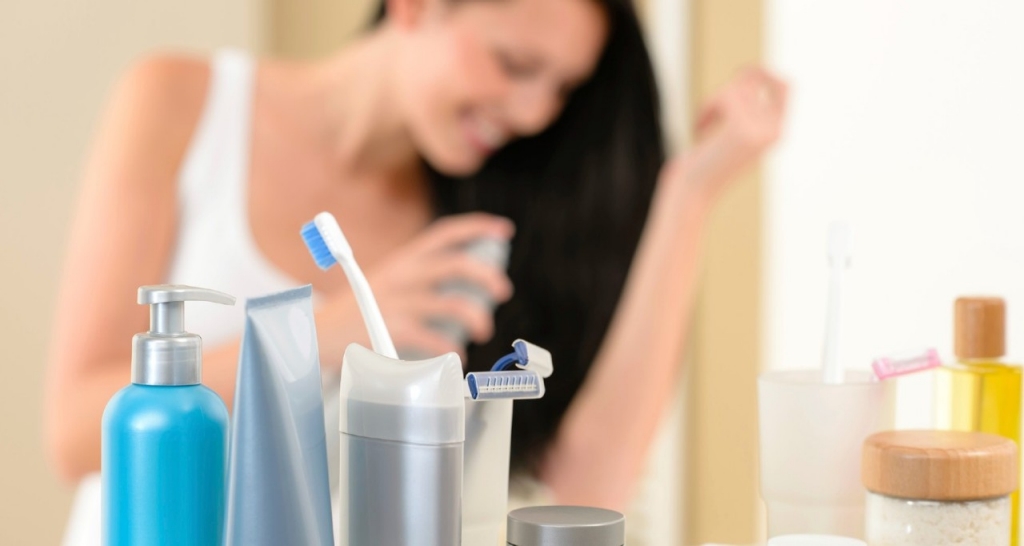 Una mujer preparándose en el espejo