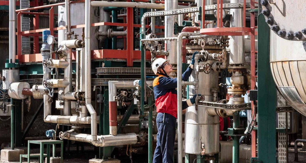 Mujer trabajando en una refinería