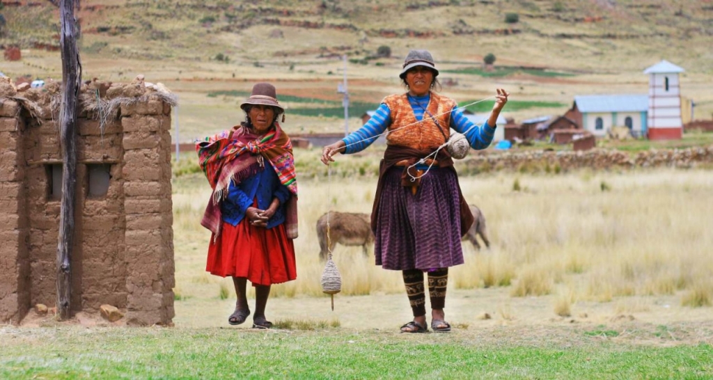 Dos mujeres de una comunidad