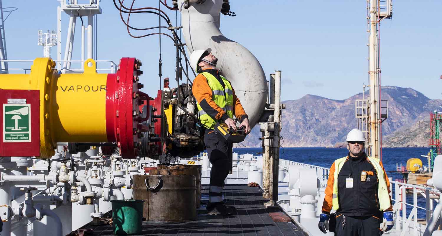 Operarios trabajando en un barco
