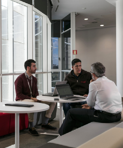 Personas en una reunión de trabajo