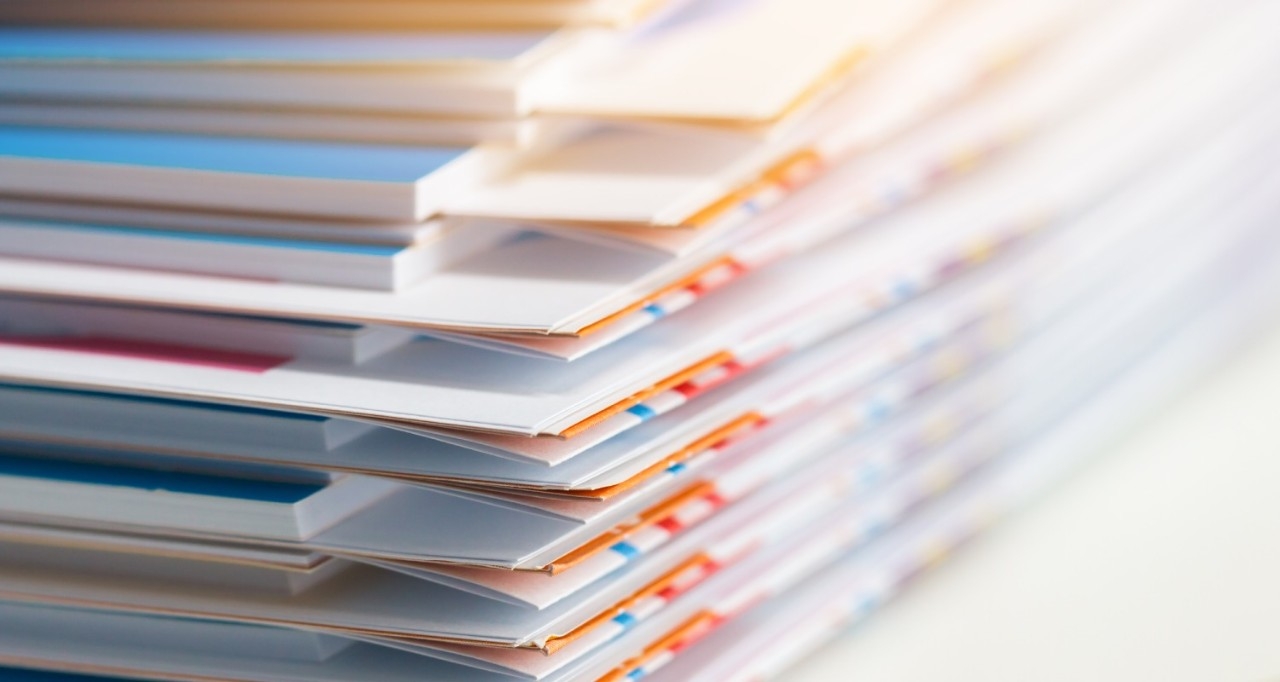 Una pila de documentos