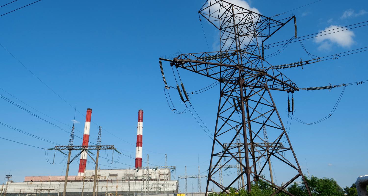 planta de cogeneración de energía con una torre eléctrica en primer plano