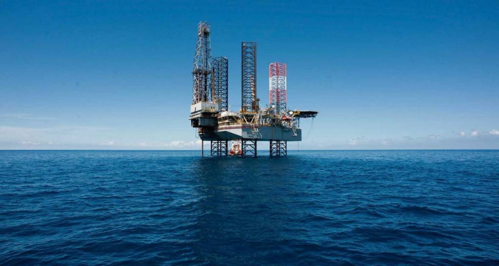 Vista de una plataforma petrolera en el mar. 
