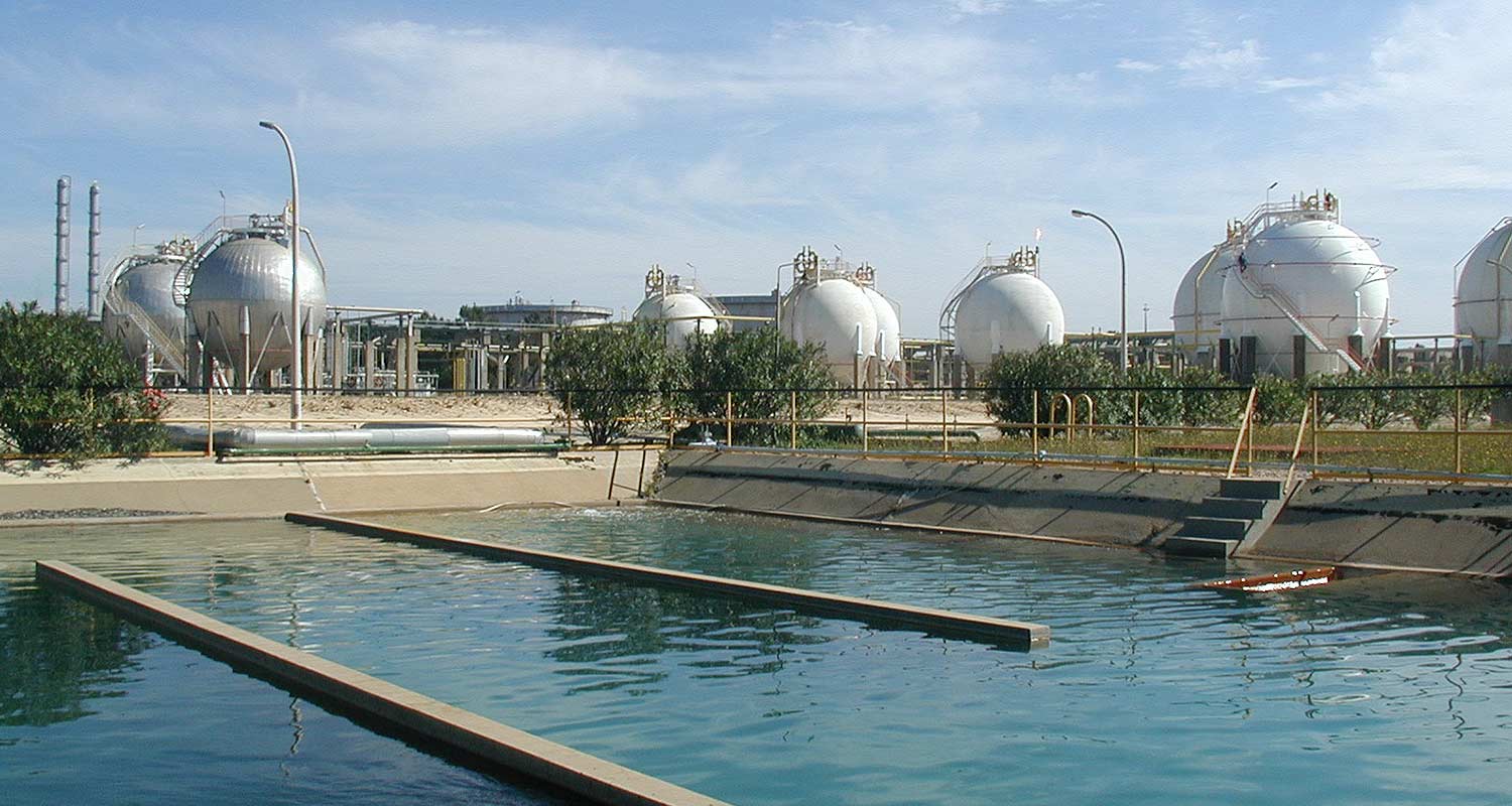 Water with tank in front