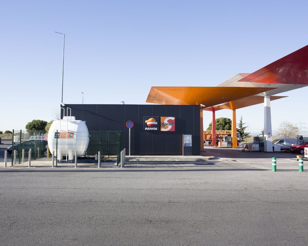 Tanque de combustible en una estación de servicio Repsol