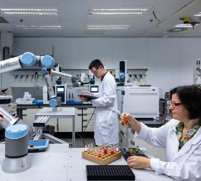 tecnicos-tech-lab-repsol-card.jpg