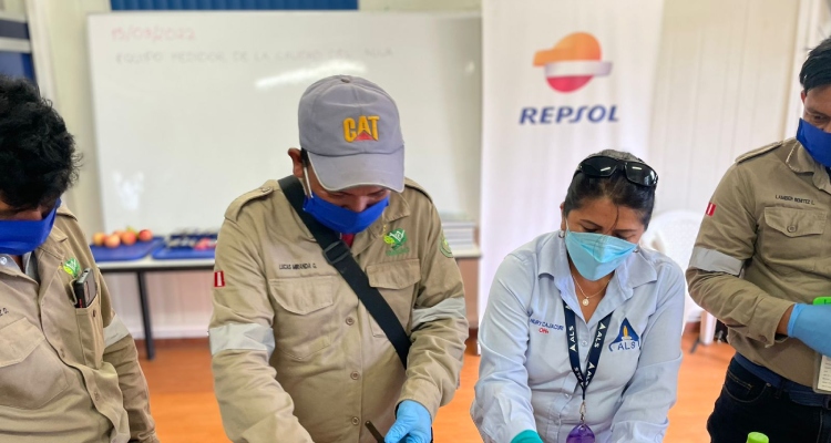 Trabajadores Repsol en una comunidad