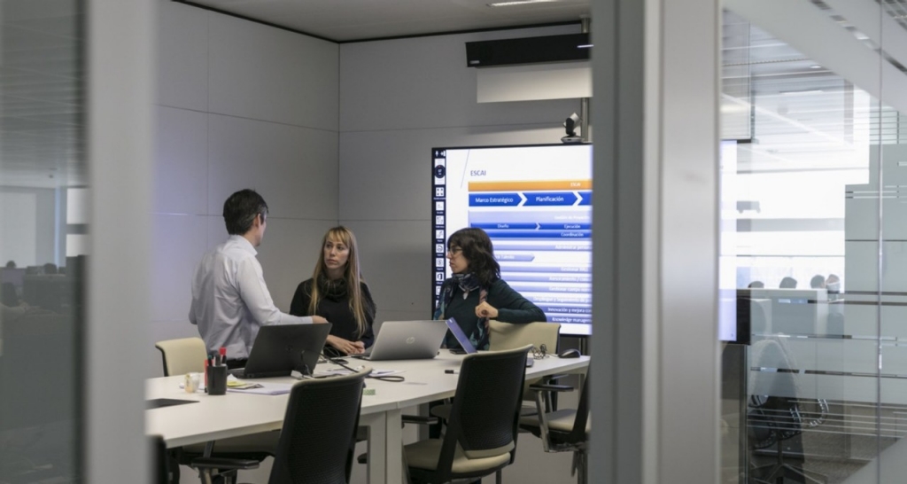 Grupo de trabajadores en una sala de reuniones