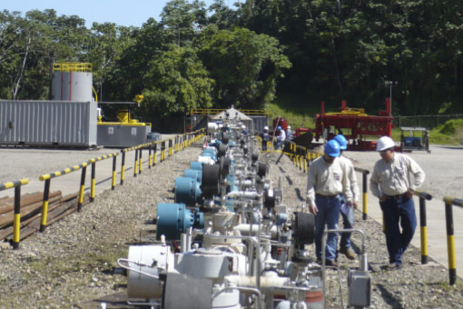 Operarios y maquinaria de una instalación de Repsol