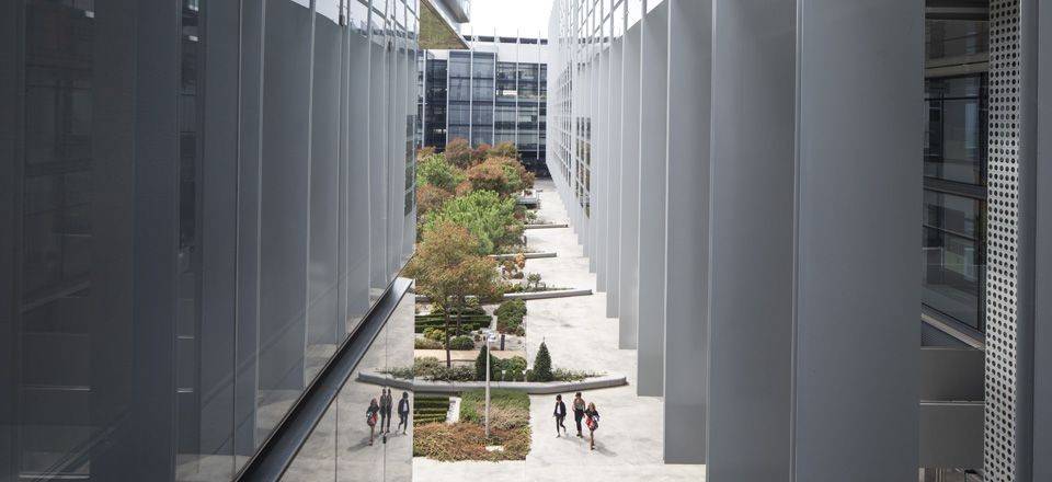 Image of an interior courtyard on the Repsol Campus