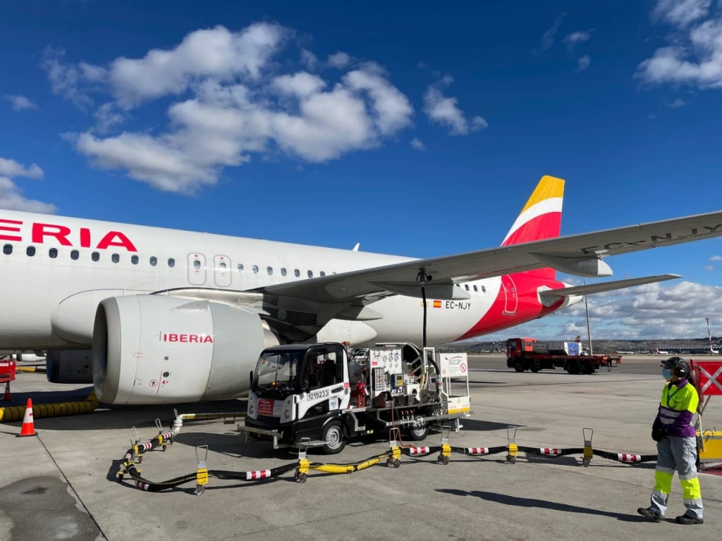 un avión repostando biojet