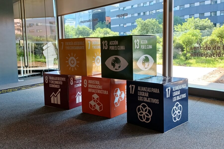 Boxes with the SDG logos