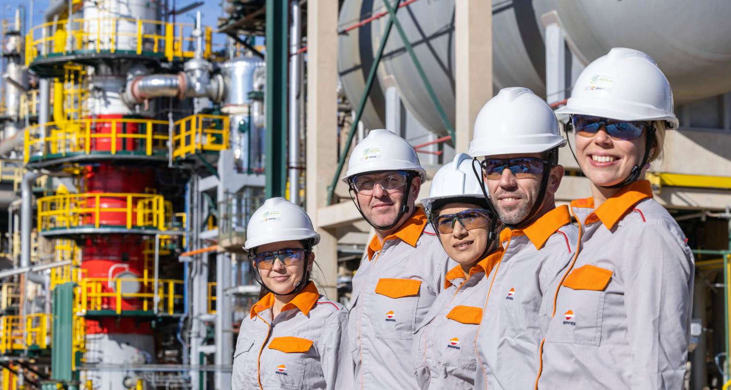 Grupo de trabajadores y trabajadoras en una instalación