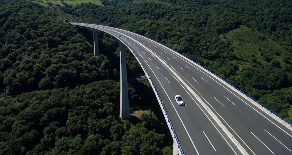 Un coche pasando por un viaducto
